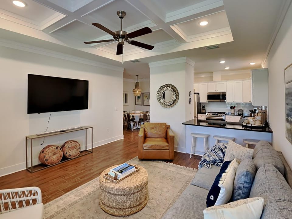TV and multimedia, Kitchen or kitchenette, Living room, Seating area, furniture, microwave, oven