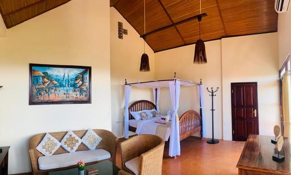 Bed, Living room, Photo of the whole room, Seating area, Bedroom
