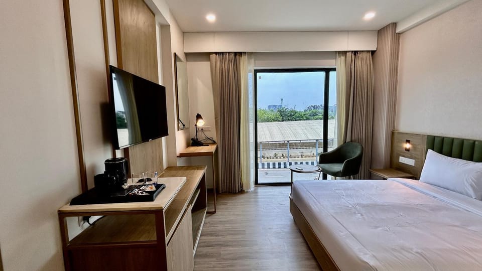 Bed, TV and multimedia, Bedroom