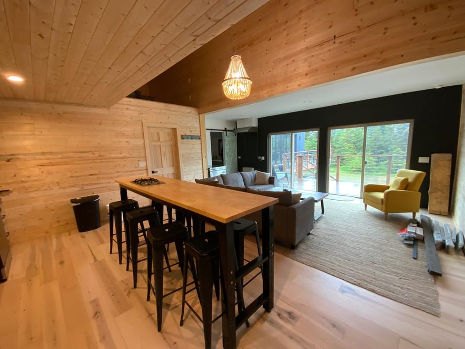 Kitchen or kitchenette, Living room, Seating area, Dining area