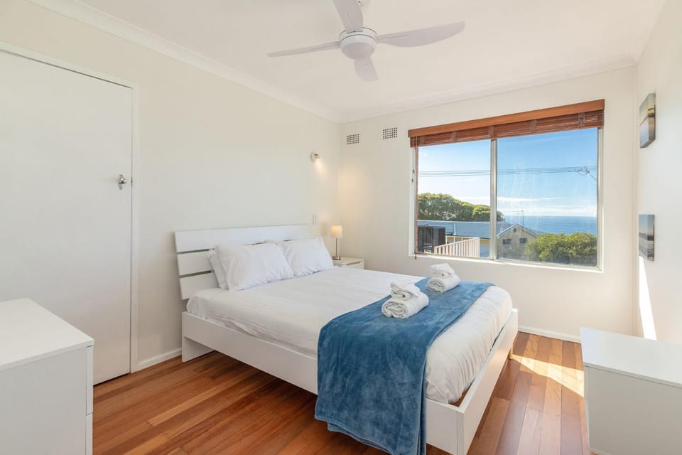Bed, Bedroom, Sea view, towels