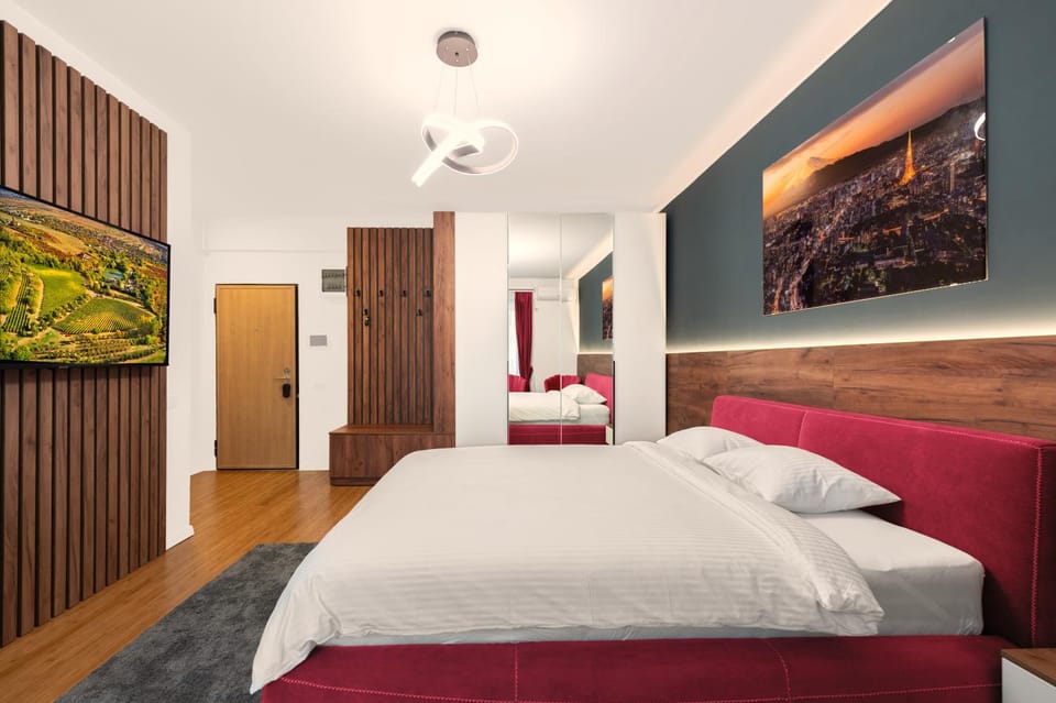 Bed, TV and multimedia, Photo of the whole room, Bedroom, wardrobe