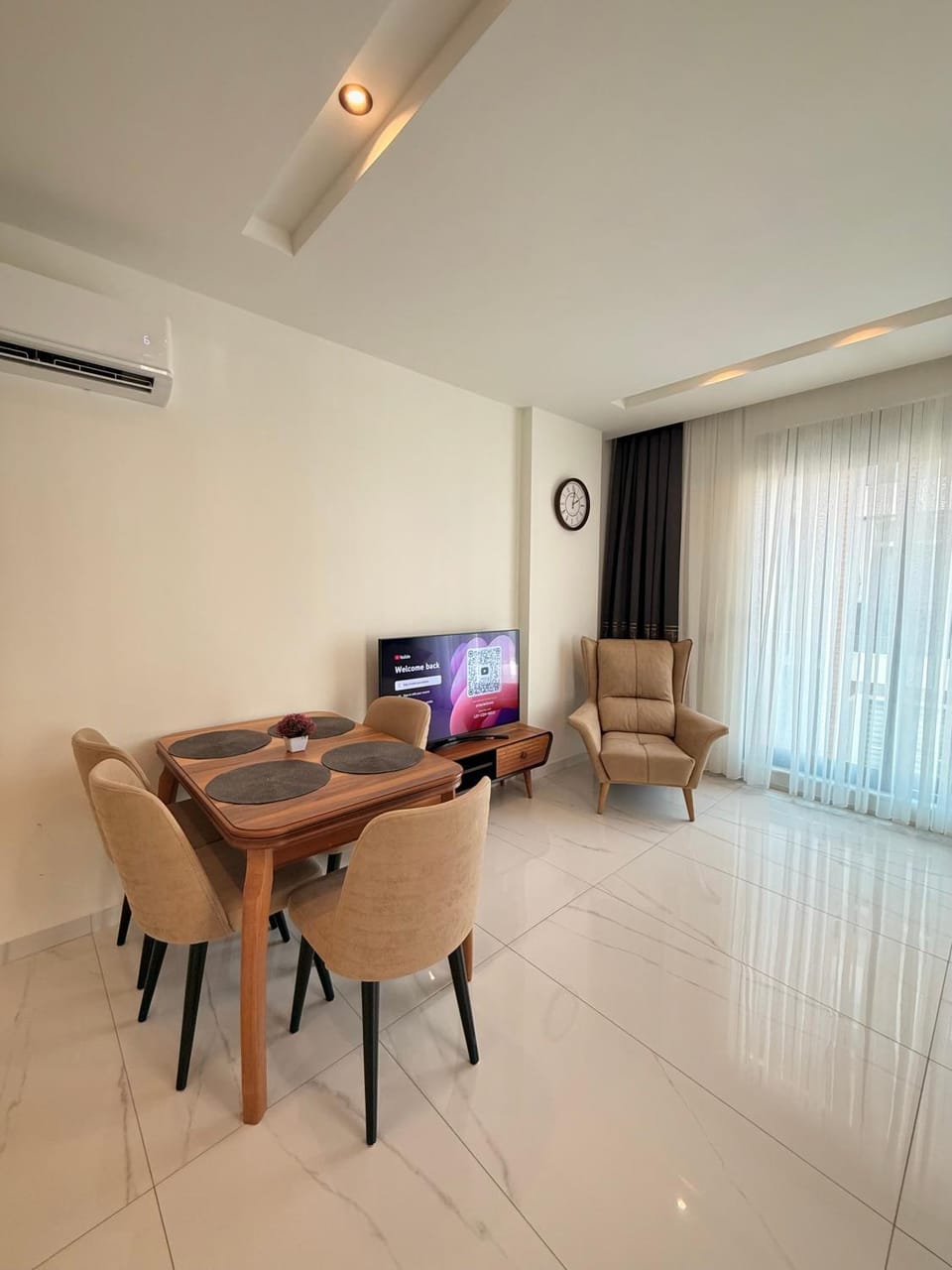 TV and multimedia, Seating area, Dining area