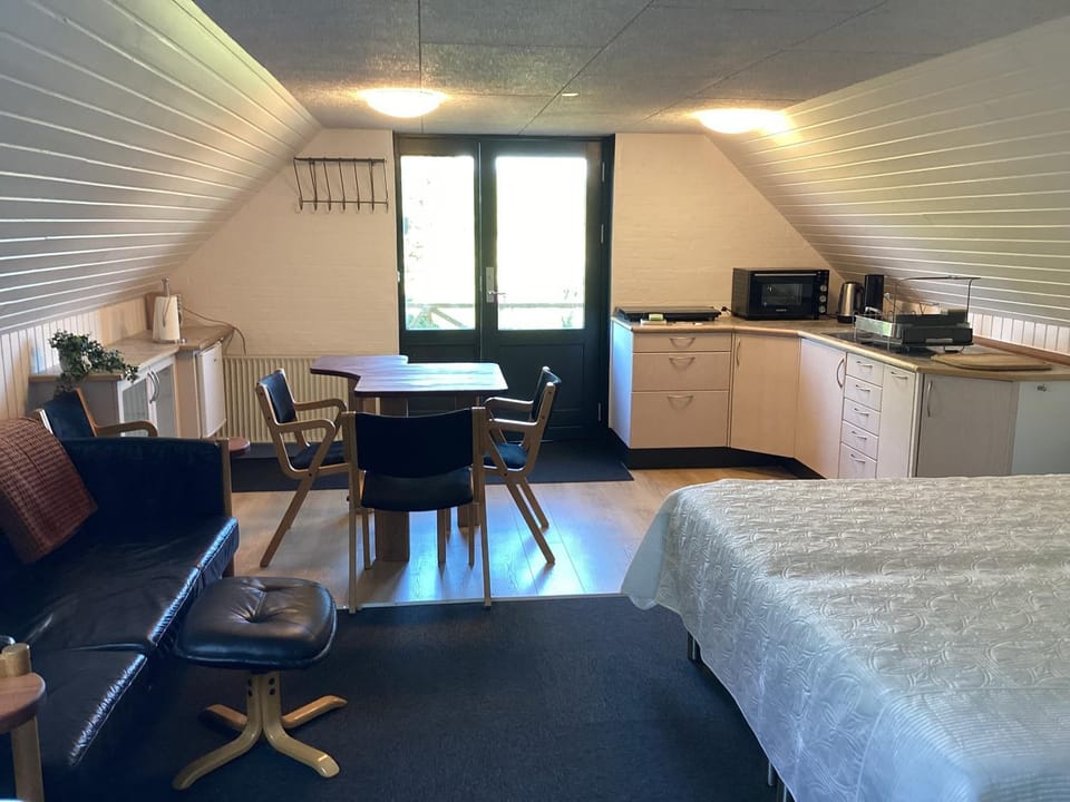 Kitchen or kitchenette, Living room, Seating area, Dining area, stove