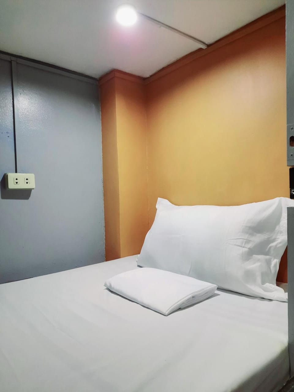 Budget Transient Capsule Room Makati near Ayala and Buendia Apartment in Pasay
