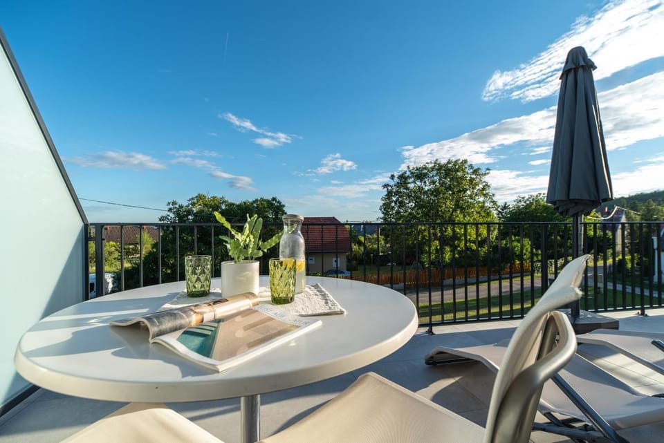Balcony/Terrace, Balcony/Terrace, Dining area, Food, Food, Lake view