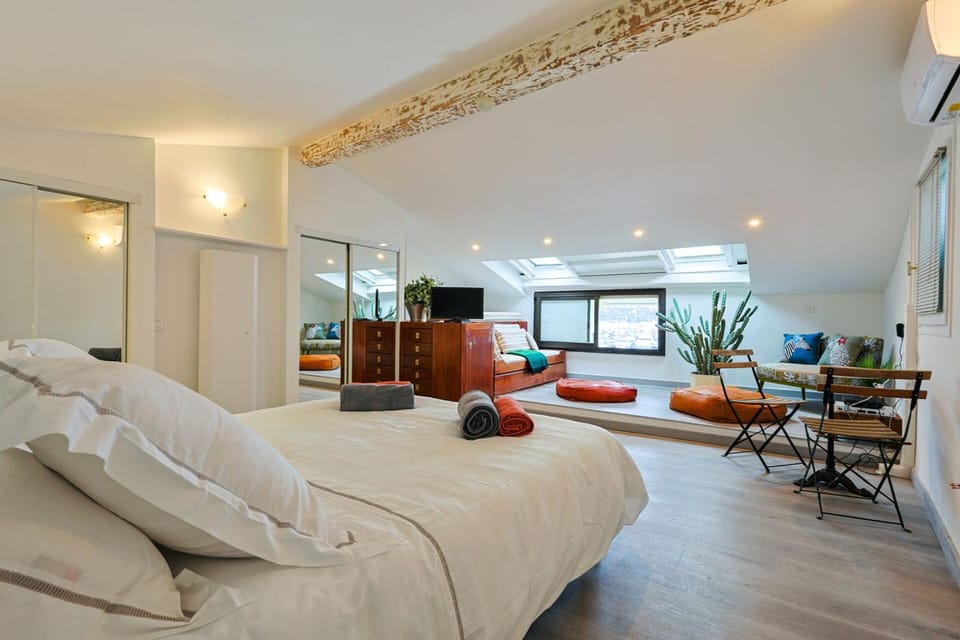 Bed, Living room, Bedroom