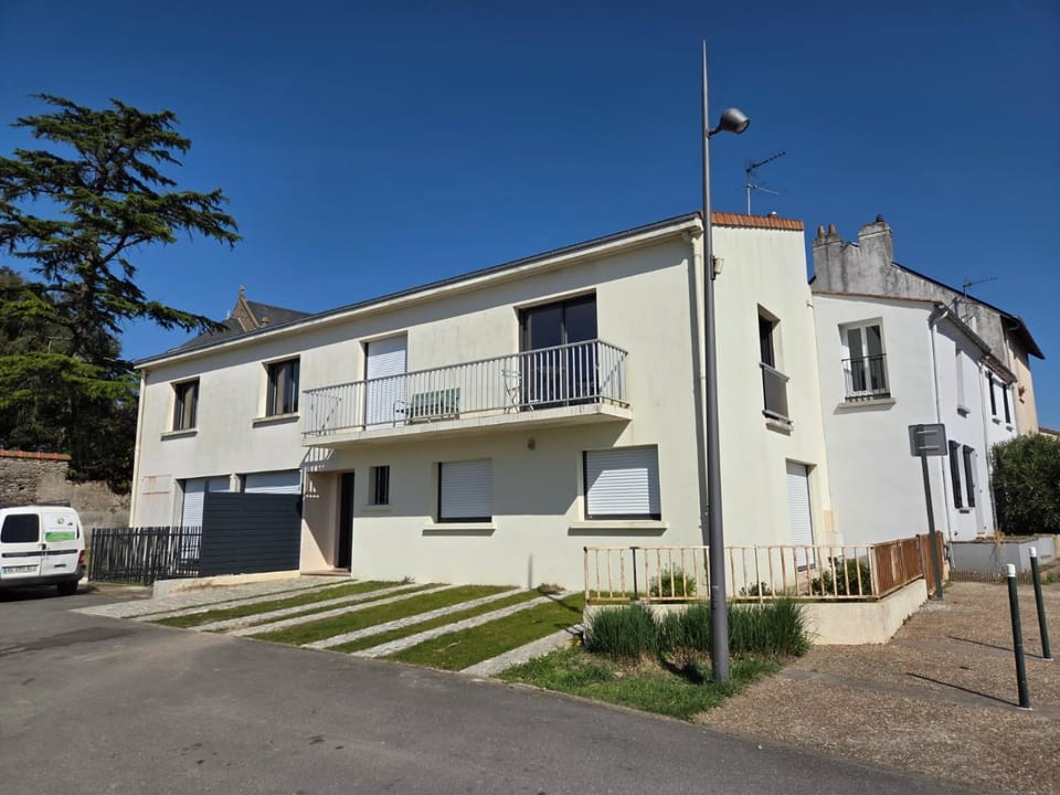 Property building, Neighbourhood, Street view, Parking