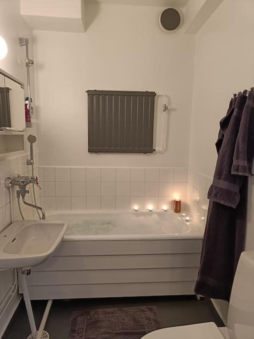 Bathroom, Bath, towels