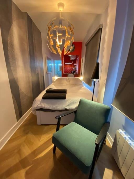 Bed, Living room, Photo of the whole room, Seating area, Bedroom
