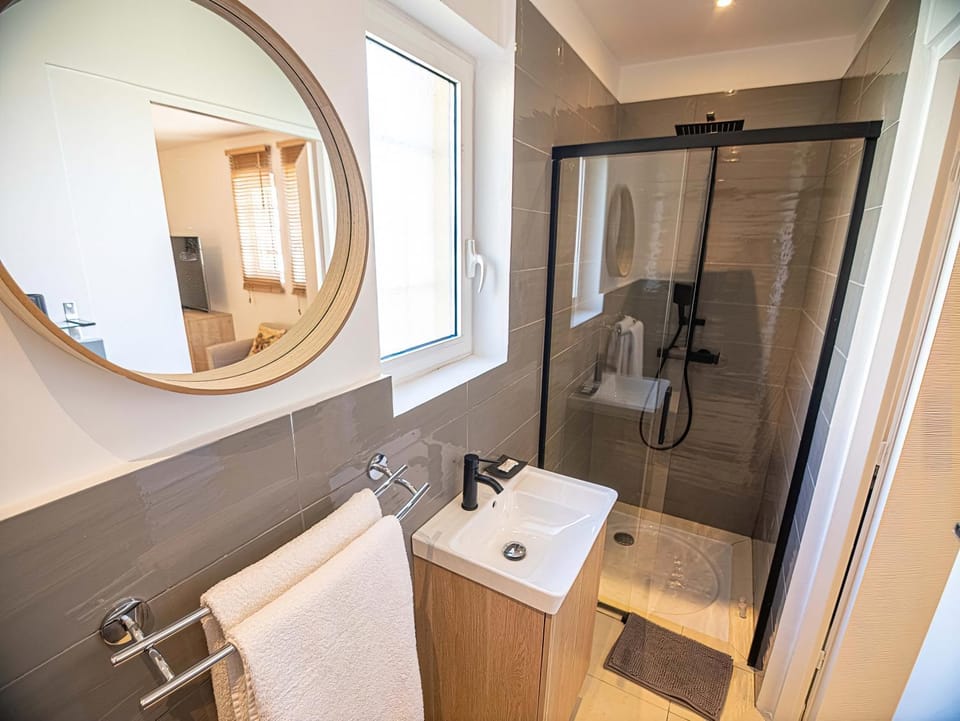 Shower, Bathroom, towels