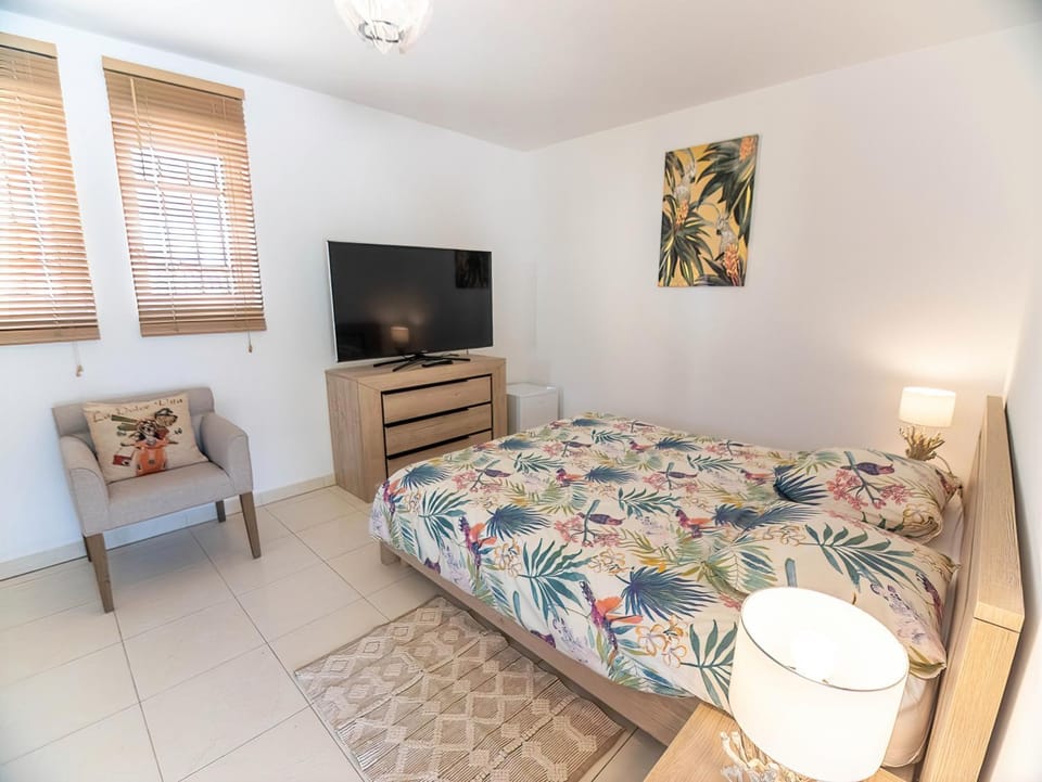 Bed, TV and multimedia, Photo of the whole room, Bedroom