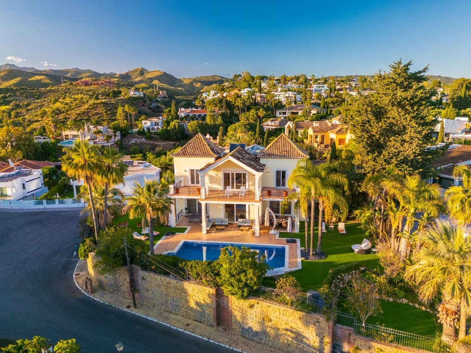 Property building, Nearby landmark, Neighbourhood, Mountain view, Swimming pool, Location