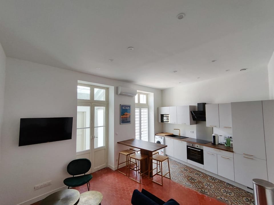 TV and multimedia, Kitchen or kitchenette, Living room, Seating area, minibar