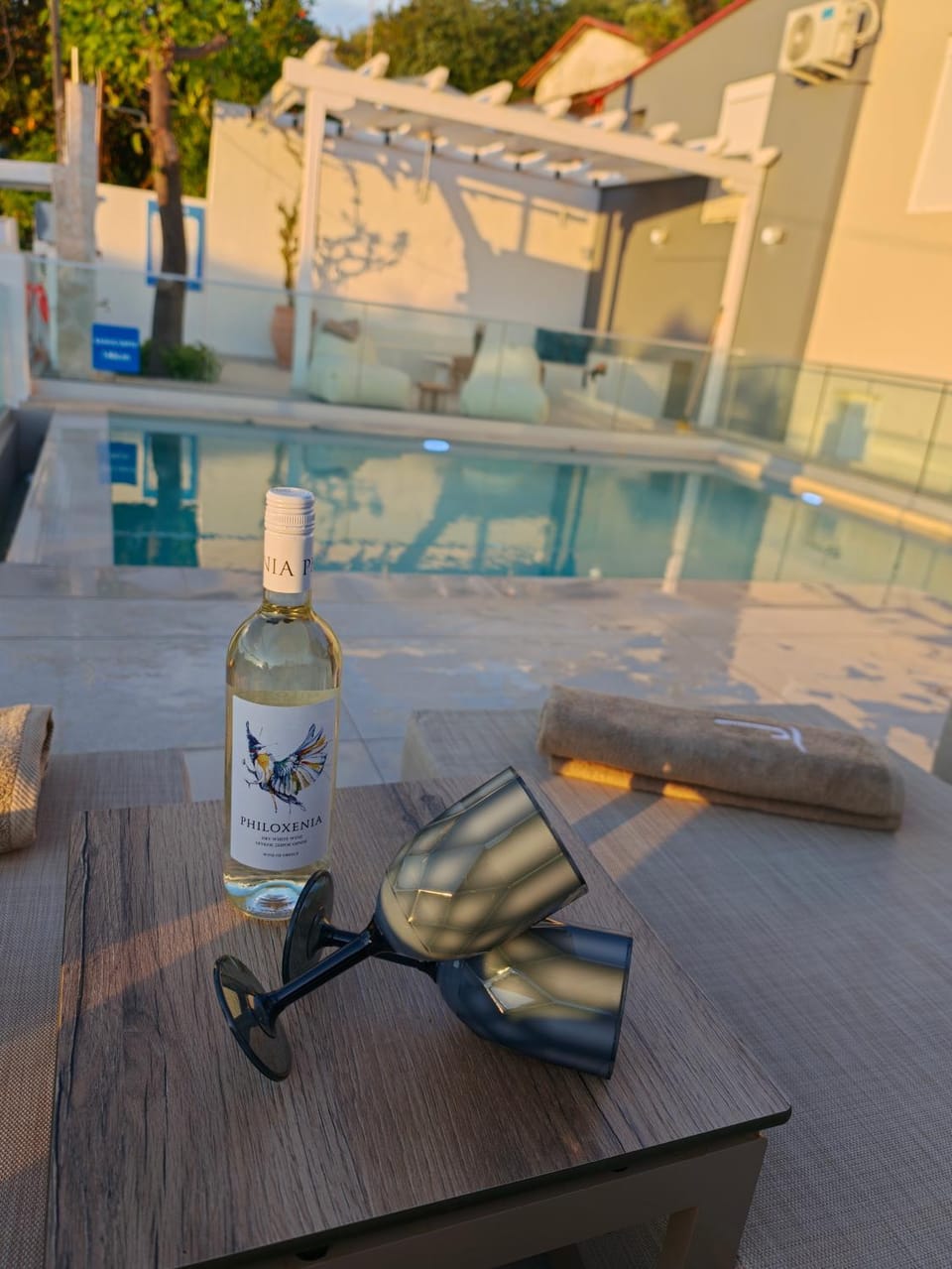 Patio, Day, Food and drinks, Pool view, Swimming pool, Drinks, Alcoholic drinks, sunbed, towels