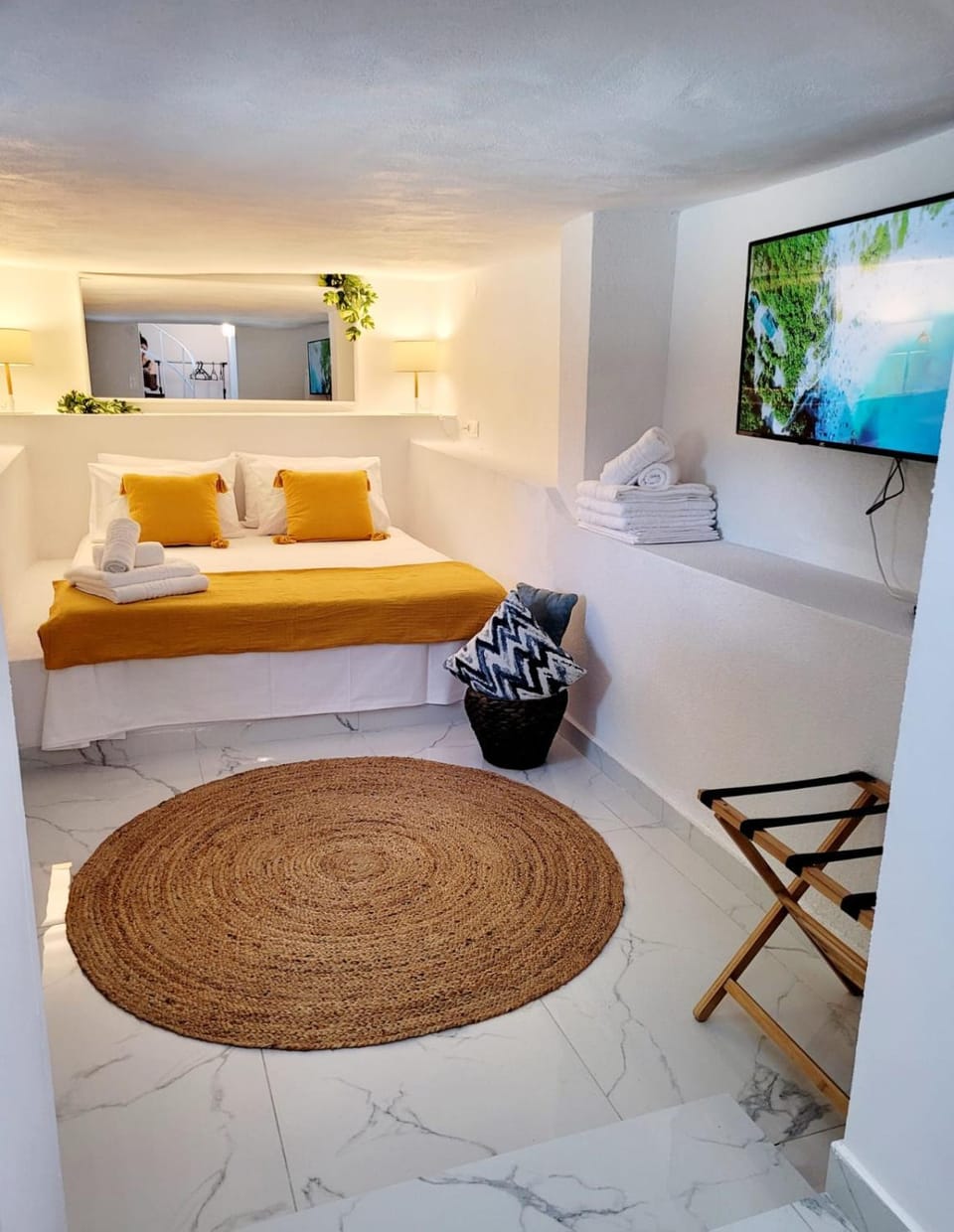 Bed, TV and multimedia, Photo of the whole room, Bedroom, towels