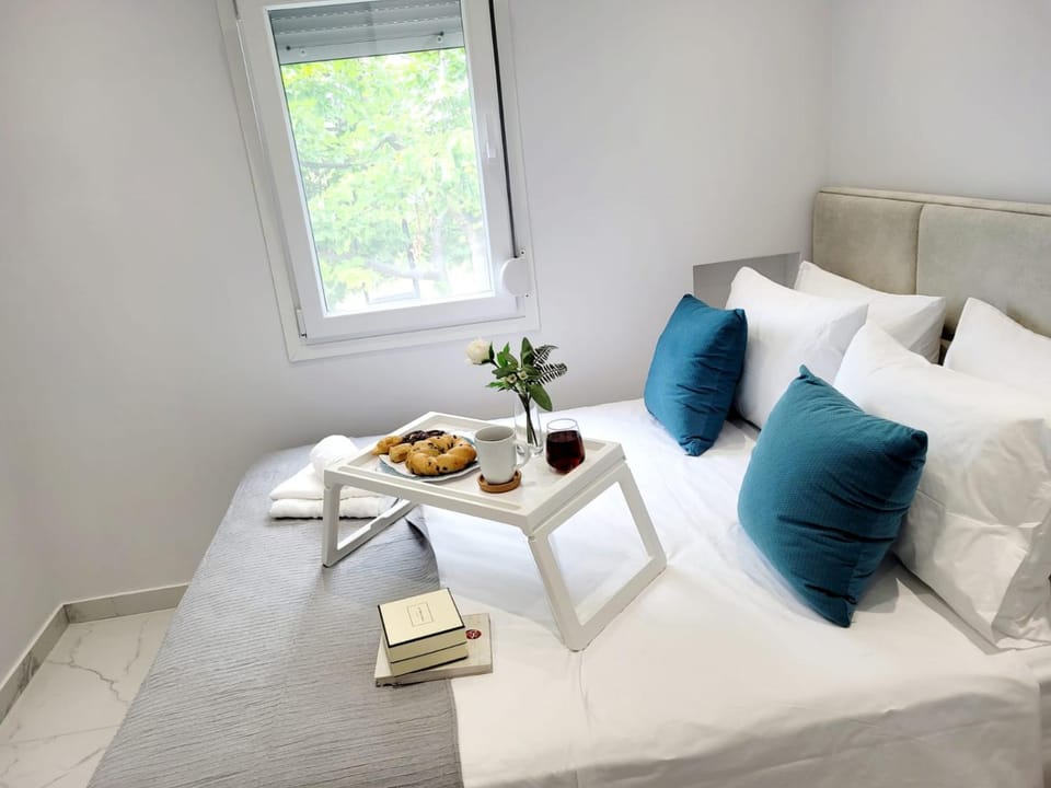 Bed, Photo of the whole room, Bedroom, Food