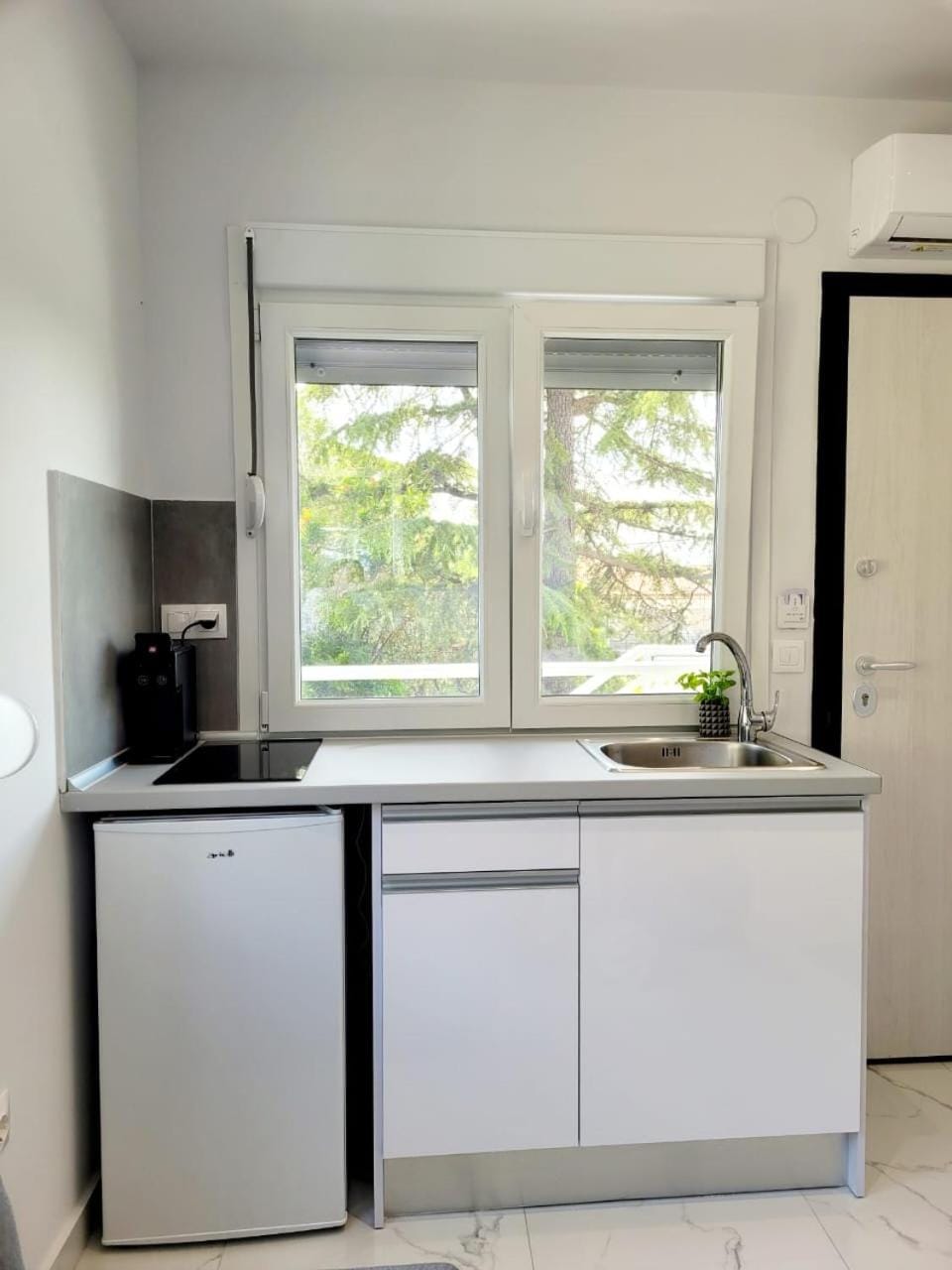 Kitchen or kitchenette, minibar, oven, stove