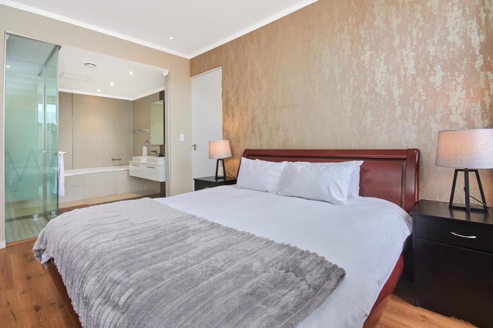 Executive 3 bed apartment with balcony & Executive 2 bed apartment in Sandton Apartment hotel in Sandton