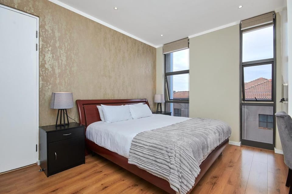 Executive 3 bed apartment with balcony & Executive 2 bed apartment in Sandton Apartment hotel in Sandton