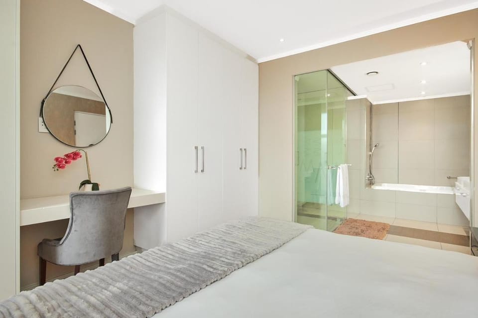 Executive 3 bed apartment with balcony & Executive 2 bed apartment in Sandton Apartment hotel in Sandton