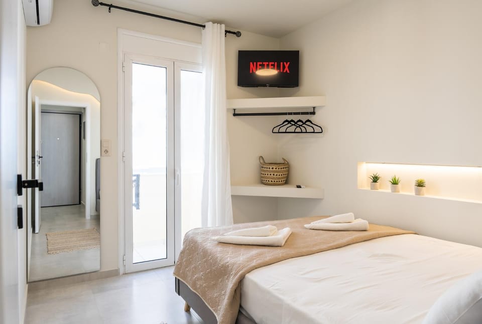 Bed, TV and multimedia, Photo of the whole room, Bedroom, towels, wardrobe