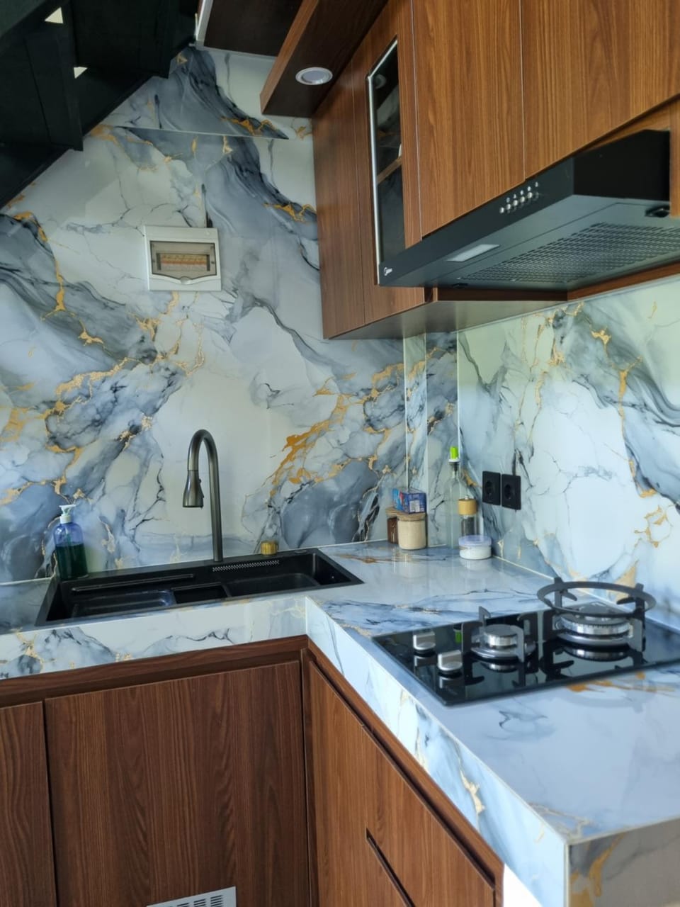 Kitchen or kitchenette, minibar, stove