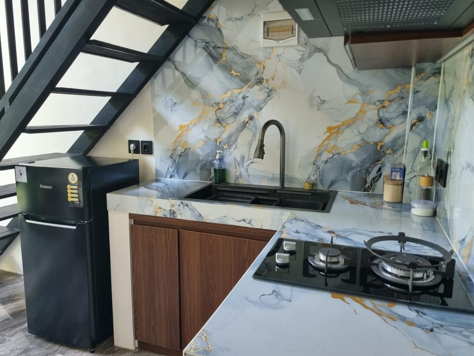 Kitchen or kitchenette, dishwasher, minibar