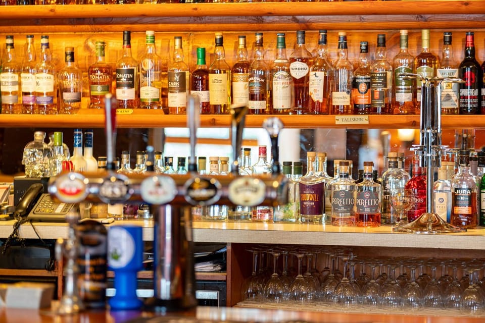 Restaurant/places to eat, Lounge or bar