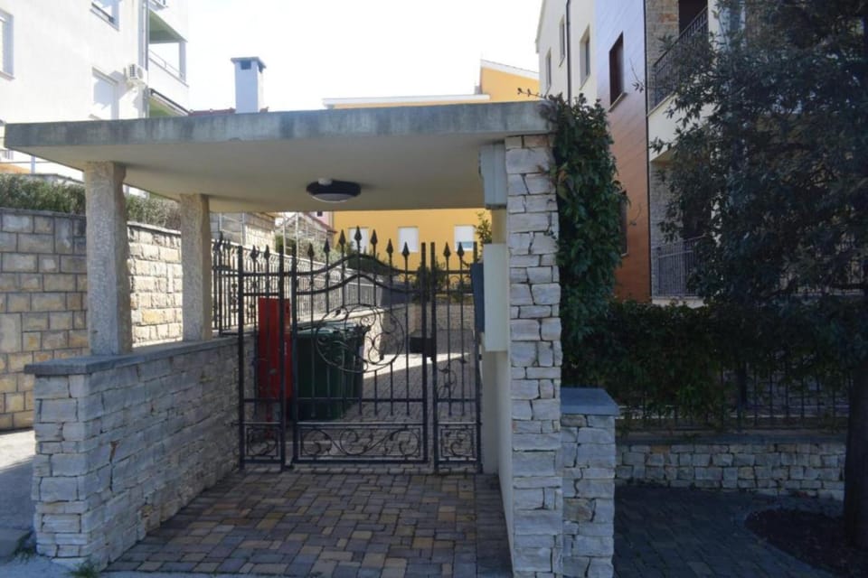 Property building, Day