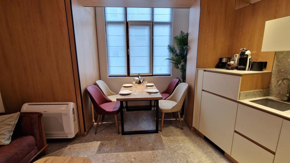 Coffee/tea facilities, Kitchen or kitchenette, Living room, Seating area, Dining area