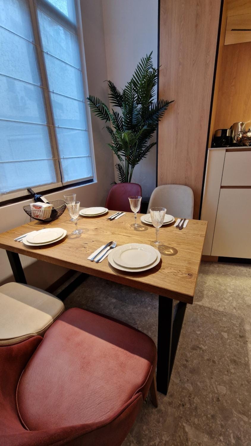 Kitchen or kitchenette, Living room, Food and drinks, Seating area, Dining area, Food