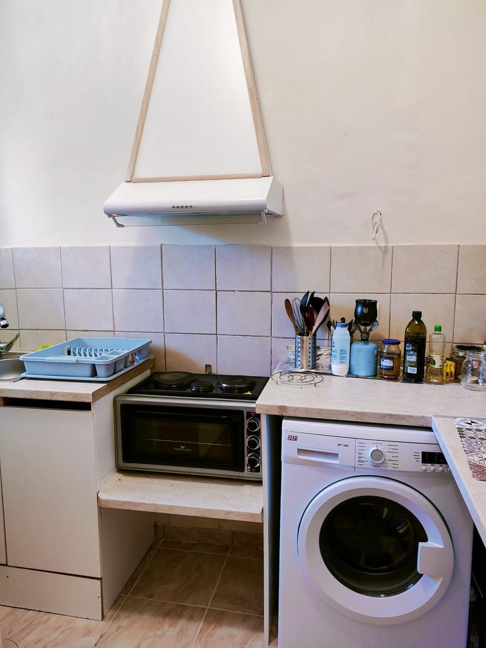 Kitchen or kitchenette, stove, washing machine