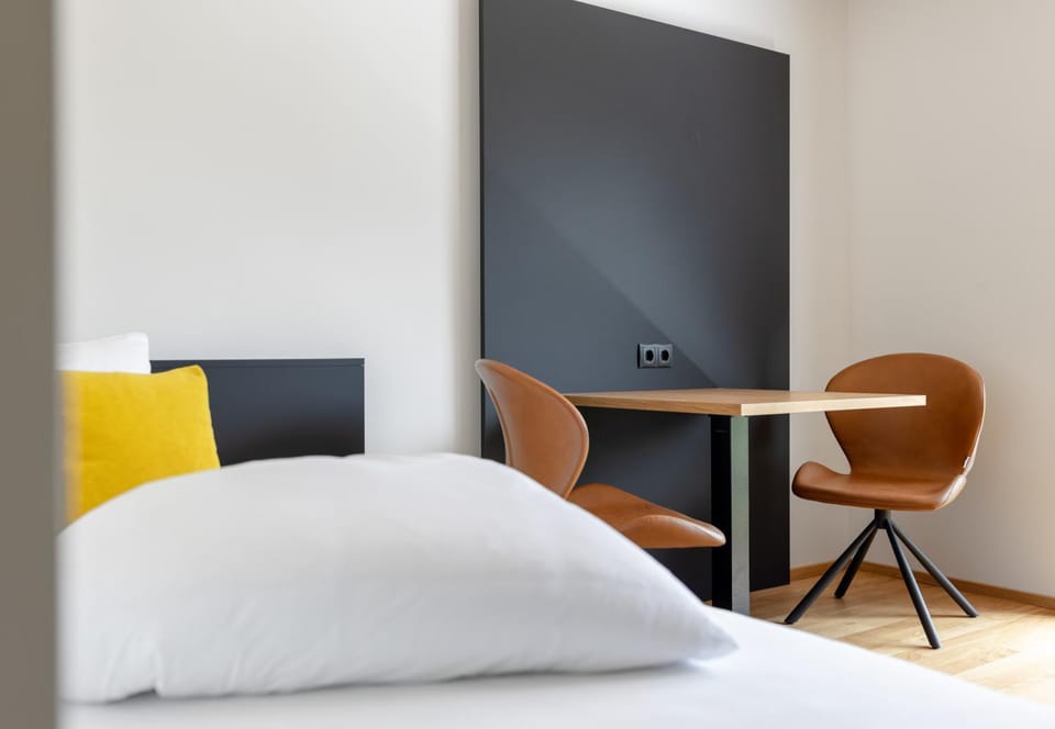 Bed, Photo of the whole room, Seating area, hair dresser