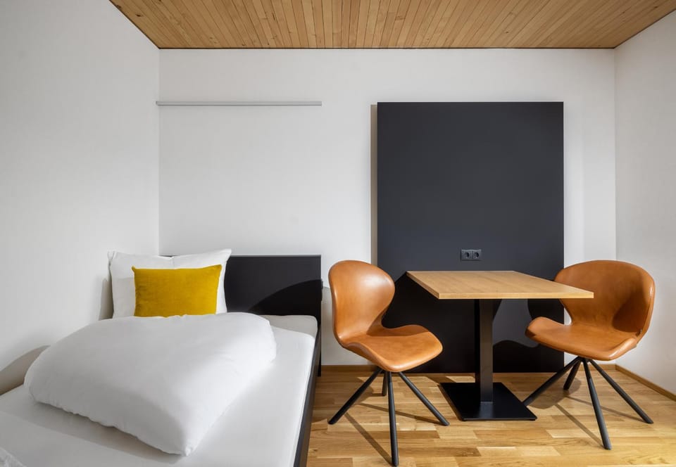 Bed, Photo of the whole room, Seating area, Bedroom, hair dresser
