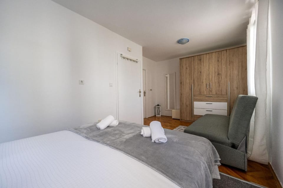 Bedroom, wardrobe