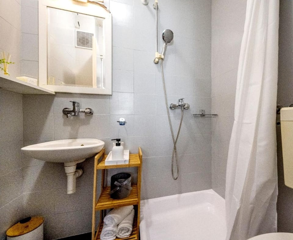 Shower, Toilet, towels