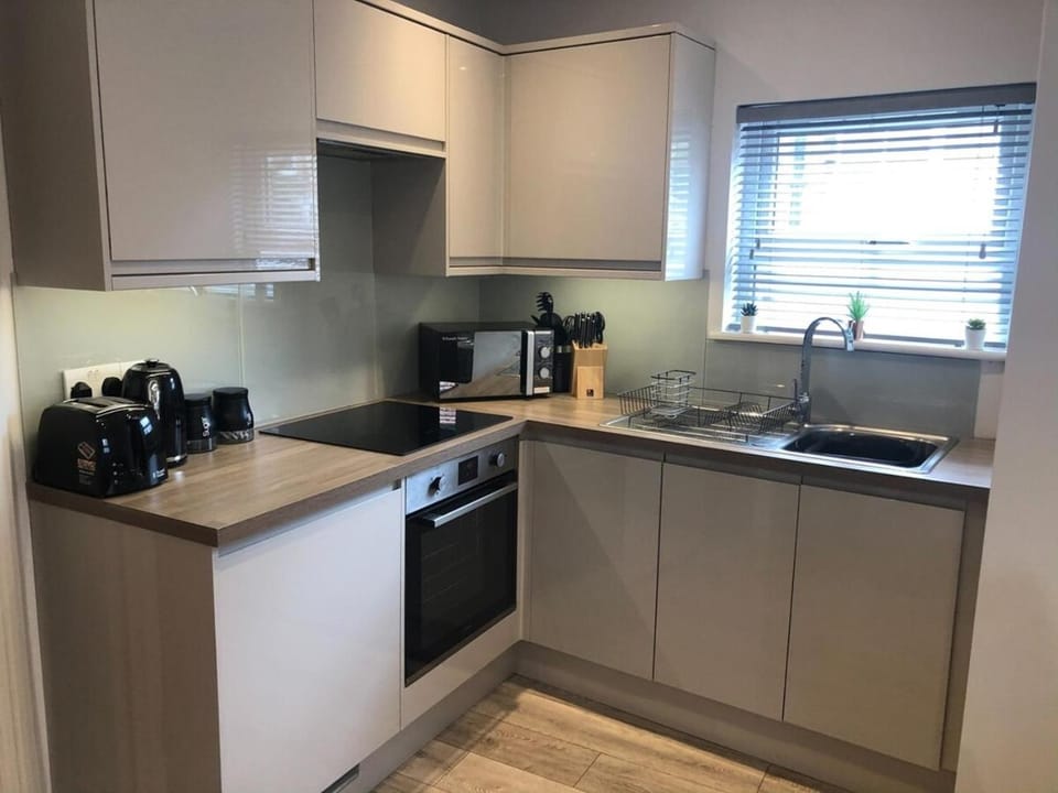 Coffee/tea facilities, Kitchen or kitchenette, oven, stove, toaster