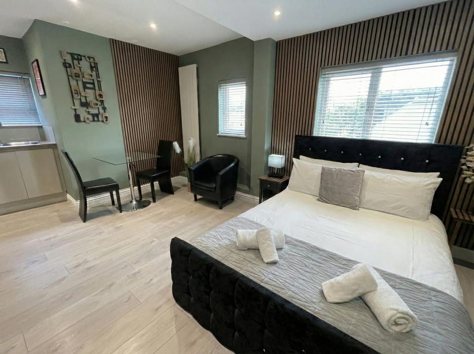 Bed, Photo of the whole room, Bedroom, towels