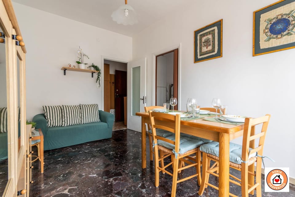 Food and drinks, Photo of the whole room, Dining area