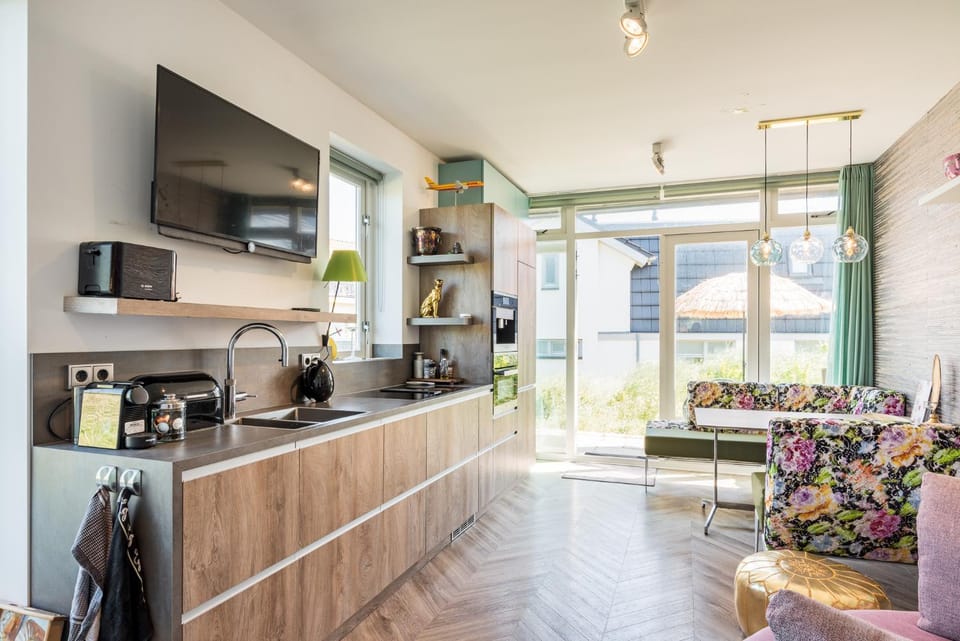 TV and multimedia, Kitchen or kitchenette, Living room, Seating area, minibar, pet friendly, stove, toaster