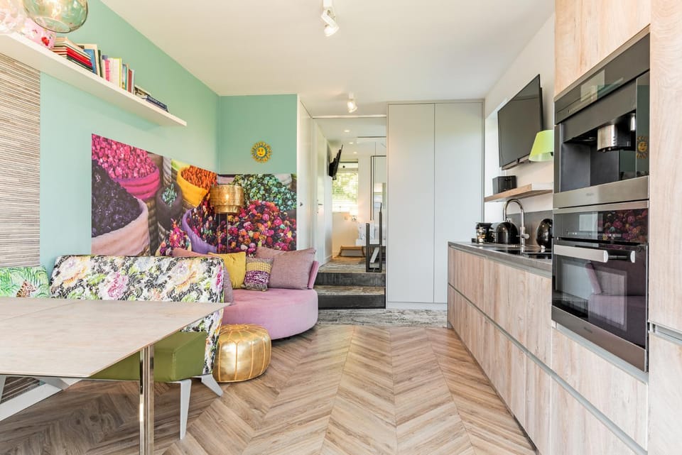 Kitchen or kitchenette, Seating area, Dining area