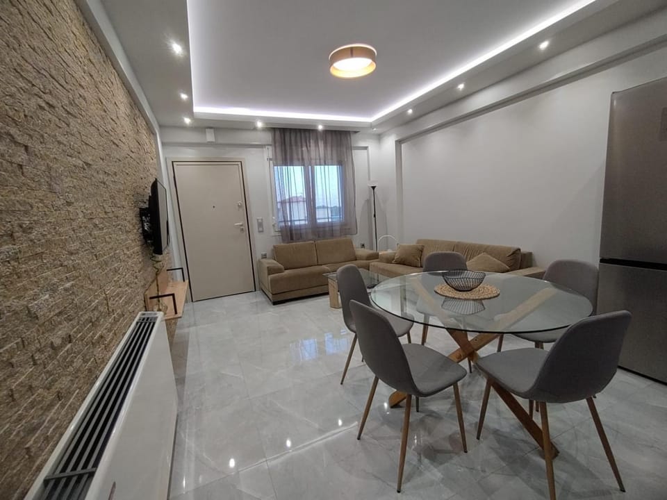 TV and multimedia, Kitchen or kitchenette, Living room, Seating area, Dining area