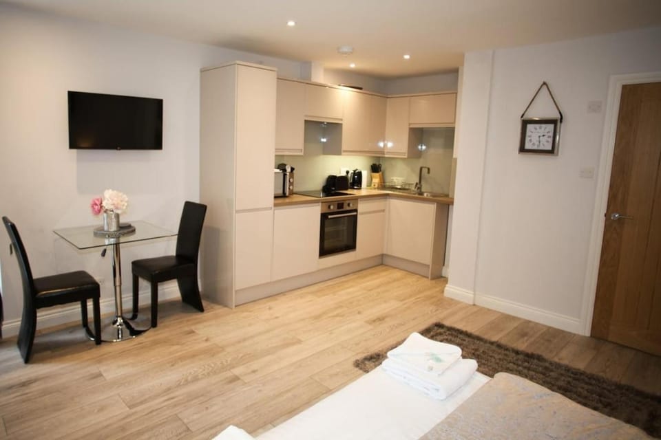 Kitchen or kitchenette, Dining area, oven, stove