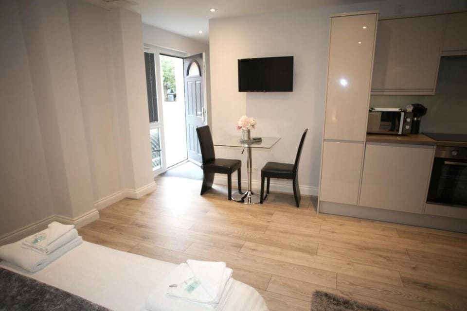 Bed, Dining area, towels