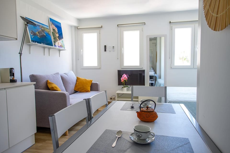 TV and multimedia, Kitchen or kitchenette, Living room, Seating area, Dining area