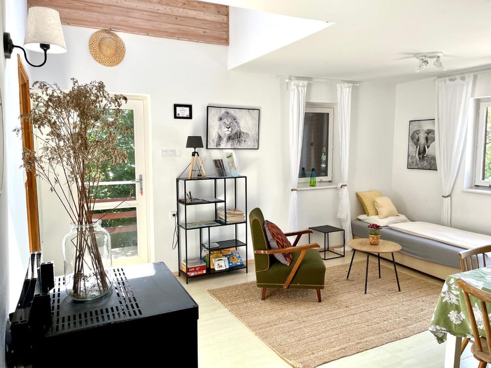 Bed, Seating area