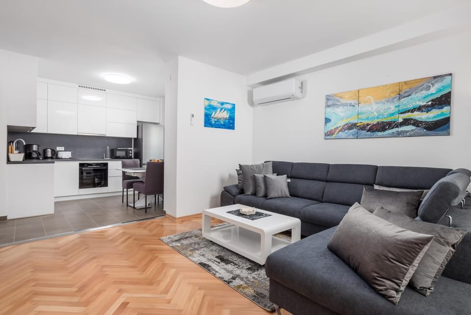 Kitchen or kitchenette, Living room, Seating area, Dining area, minibar, pet friendly, air conditioner