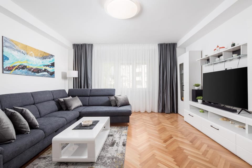 Communal lounge/ TV room, TV and multimedia, Living room, Seating area, Evening entertainment