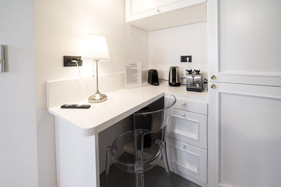 Coffee/tea facilities, Seating area, minibar, wardrobe